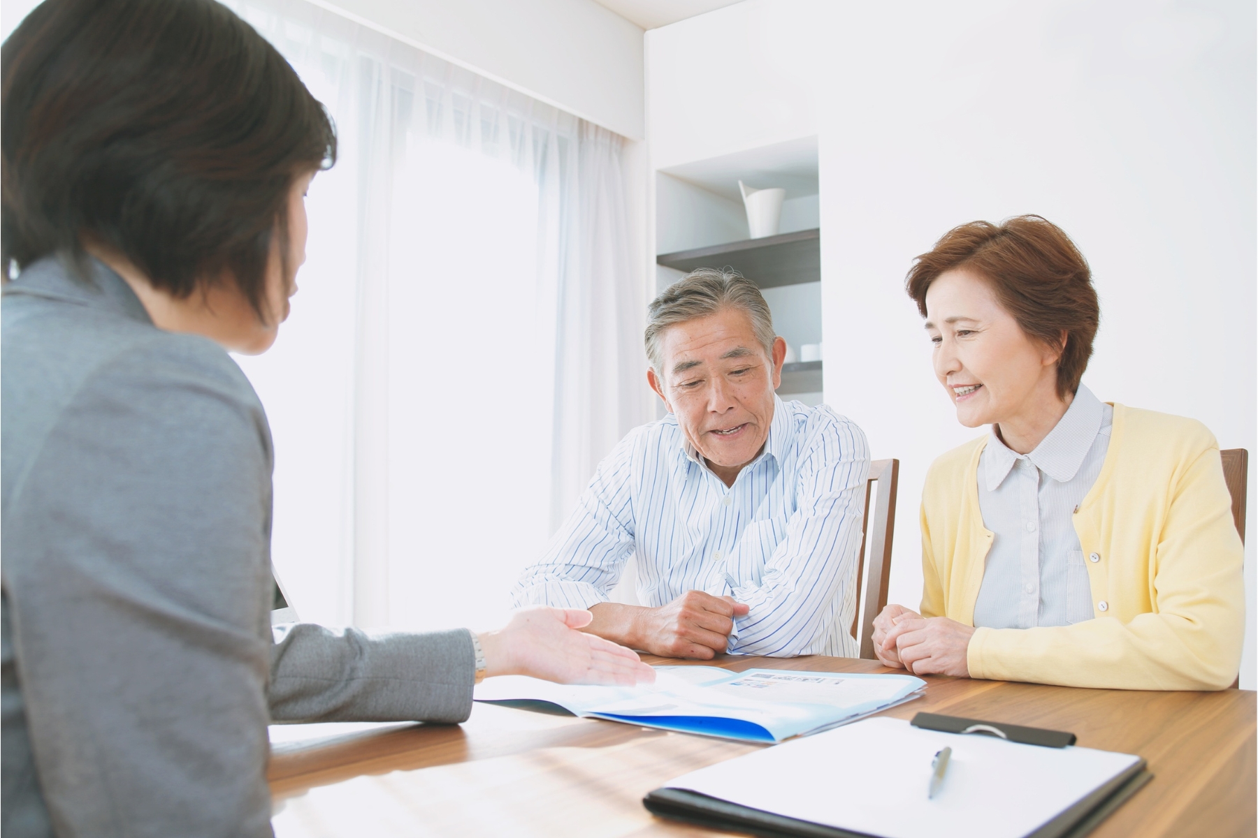 Roxanne Arnal Retirement planning image of an asian couple with an advisor